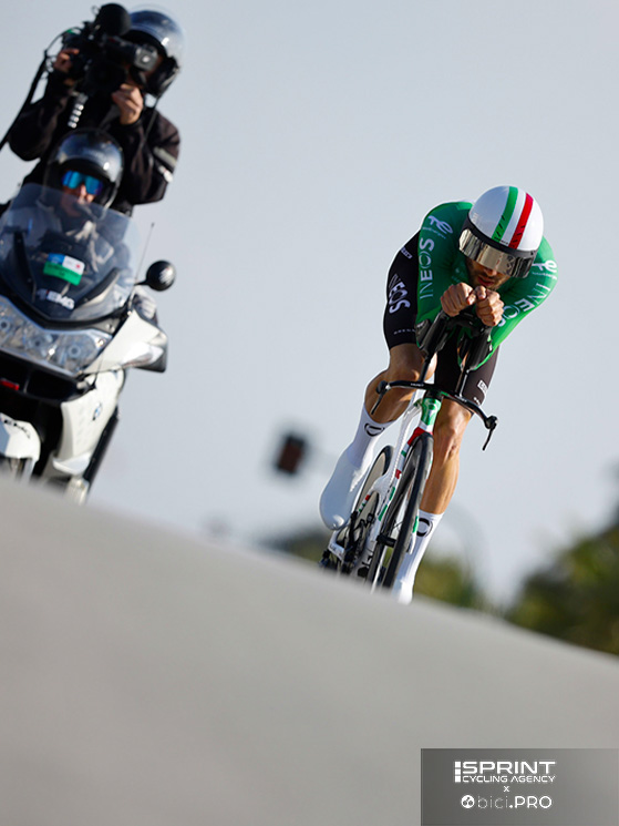 Il campione italiano ha volato sul percorso di Lido di Camaiore a 56,869 di media, spingendo un 64. Nel 2025 aveva vinto a 56,100