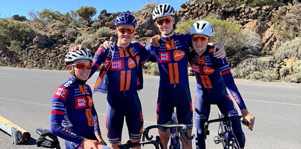 Prima del UAE Tour, blocco di lavoro sul Teide. Qui Gaffuri (a destra) con Poole, Martinez e Leemreize (immagine Team PicNic PostNL)