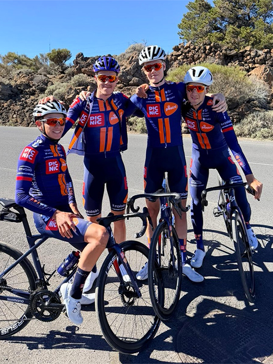 Prima del UAE Tour, blocco di lavoro sul Teide. Qui Gaffuri (a destra) con Poole, Martinez e Leemreize (immagine Team PicNic PostNL)