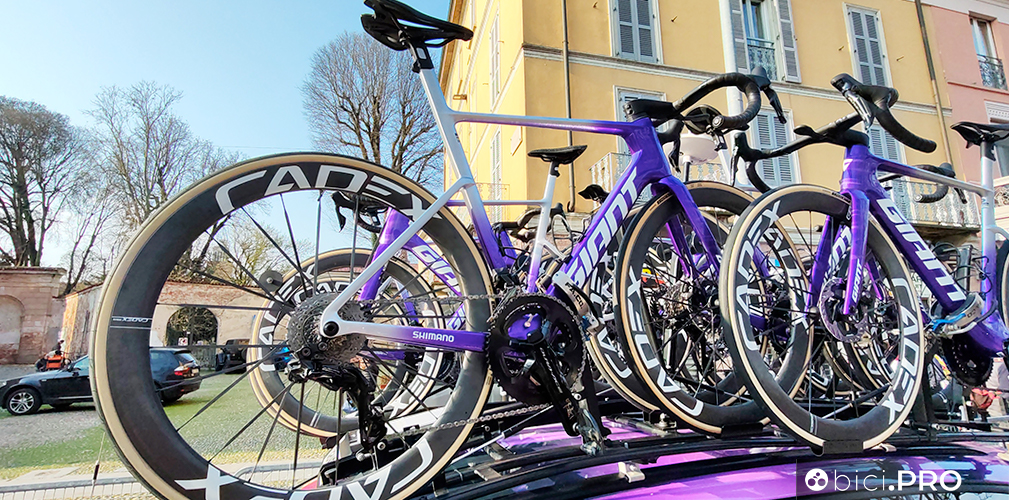 Tifo da stadio, monocorona e molto altro alla Milano-Sanremo 2026