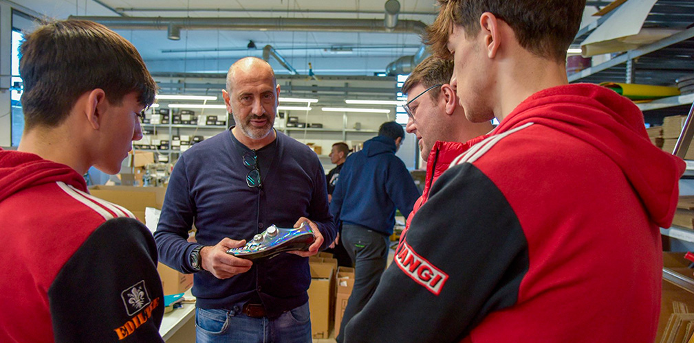 La squadra con scarpe Nimbl: qui la visita a Porto Sant'Elpidio, accolti da Francesco Sergio (foto Vangi-Tommasini)