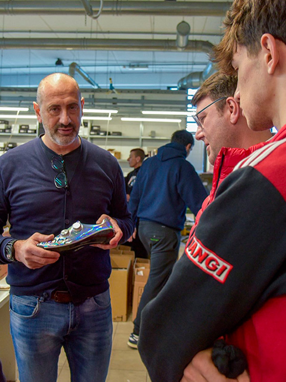 La squadra con scarpe Nimbl: qui la visita a Porto Sant'Elpidio, accolti da Francesco Sergio (foto Vangi-Tommasini)