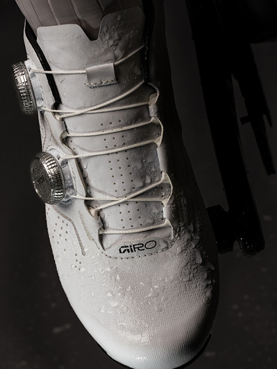 La scelta del TPU permette l'uso della scarpa bianca senza doversipreoccupare del rischio di pioggia (foto Giro)