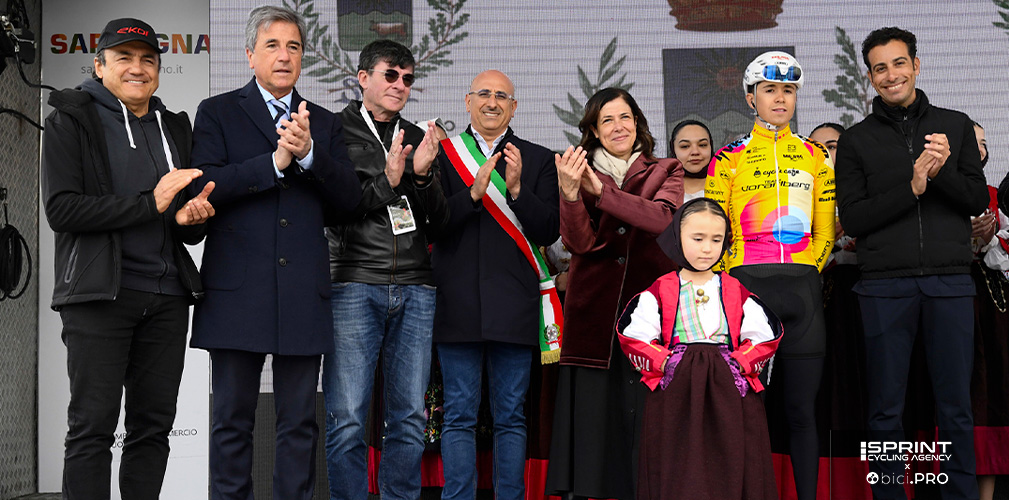 Chiamato sul palco di Olbia a fine Giro della Sardegna, Cureddu è con Chiappucci, Bugno, Pella e Fabio Aru