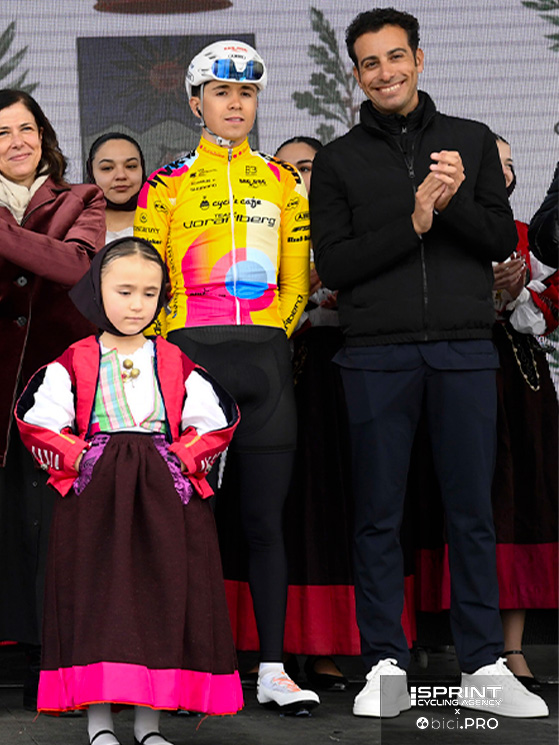 Sul podio finale di Olbia, per. Cireddu una foto con Fabio Aru, l'ultimo grande sardo del ciclismo