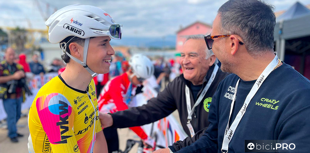 Cireddu con Luca Massa e Angelo Atene della Crazy Wheels per cui ha corso nel 2022