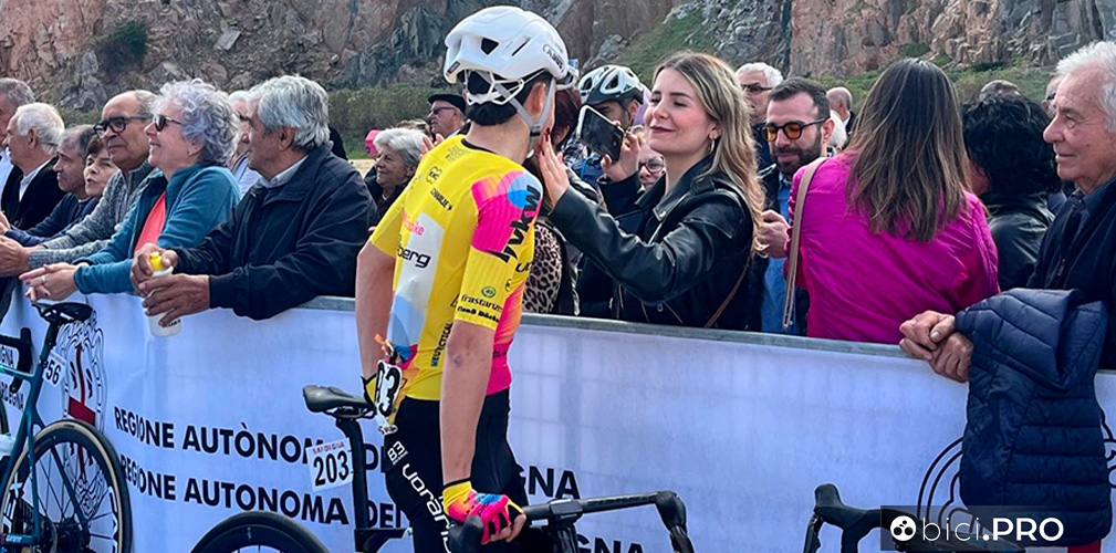 Prima del via, una carezza di sua sorella Alessia: il ciclismo è un affare di famiglia