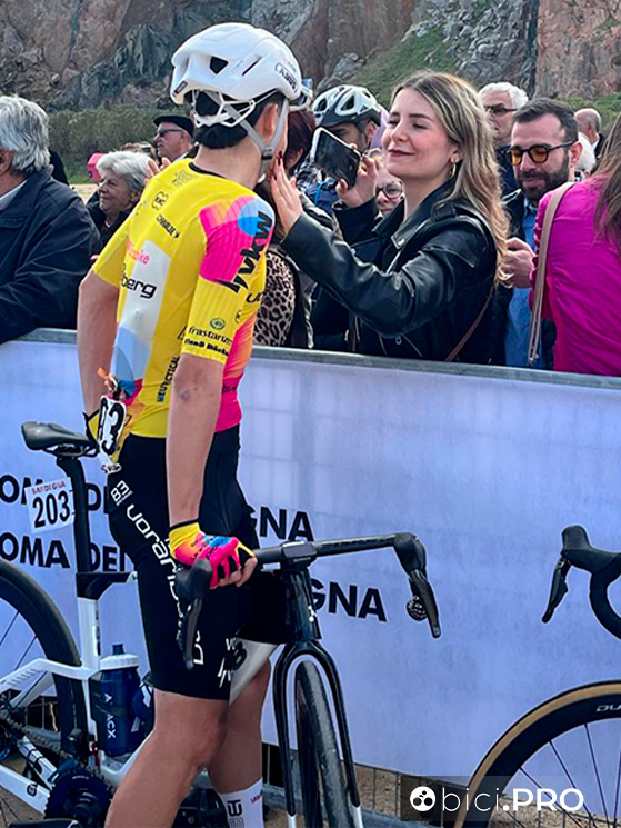 Prima del via, una carezza di sua sorella Alessia: il ciclismo è un affare di famiglia