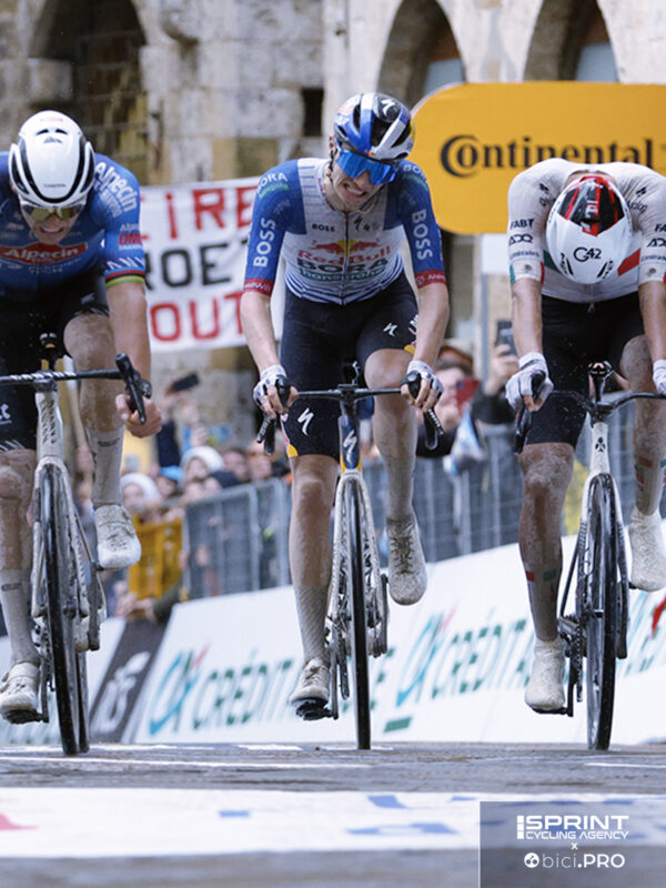 Sprint fra Van der Poel, Pellizzari e Del Toro a San Gimignano, seconda tappa della Tirreno 2026