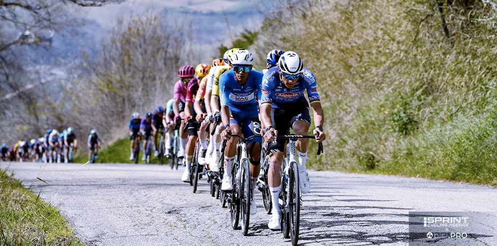 Il forcing fortissimo di VdP sulle salite di giornata. Guardate il gruppo come è allungato. Lì grandi sensazioni per Milan