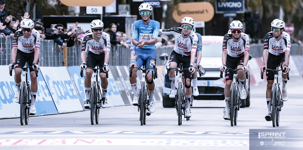 Del Toro ha voluto sfilare con la squadra attorno. Gli UAE si sono messi in coda al gruppo e sono arrivati in parata