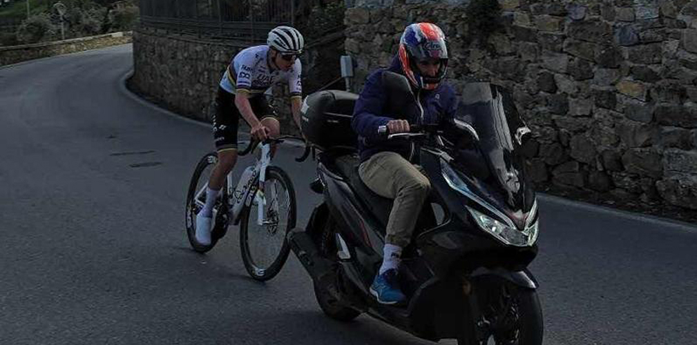 Tadej Pogacar, Niccolò Bonifazio, dietro moto sul Poggio (frame preso da video Instagram t0pbike/Francesco Ruvolo)