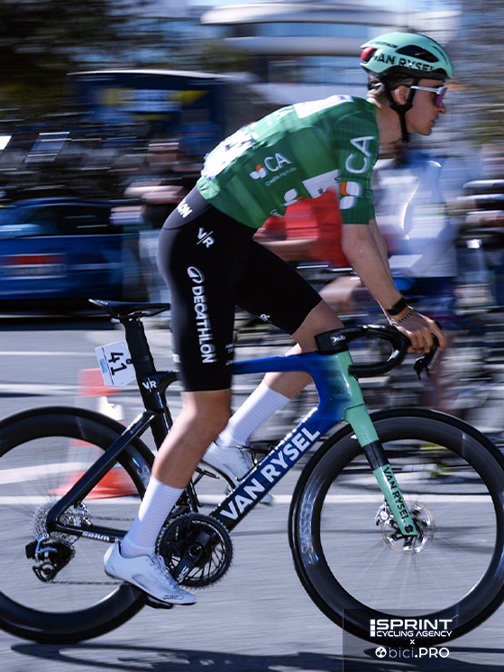 Seixas sulla Van Rysel RCR-F (notate il dislivello sella manubrio)