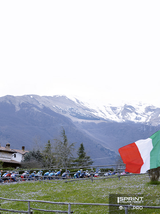 Le bellezze della Tirreno-Adriatico e dell'Italia. Oggi si saliva verso Sassotetto, la salita che ricorda Scarponi