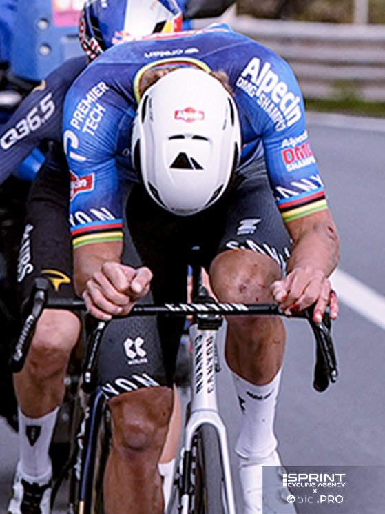 Sanremo. VdP è caduto e non riesce ad impugnare bene il manubrio con la mano destra sanguinante. Dettaglio chiave della sua Classicissima?