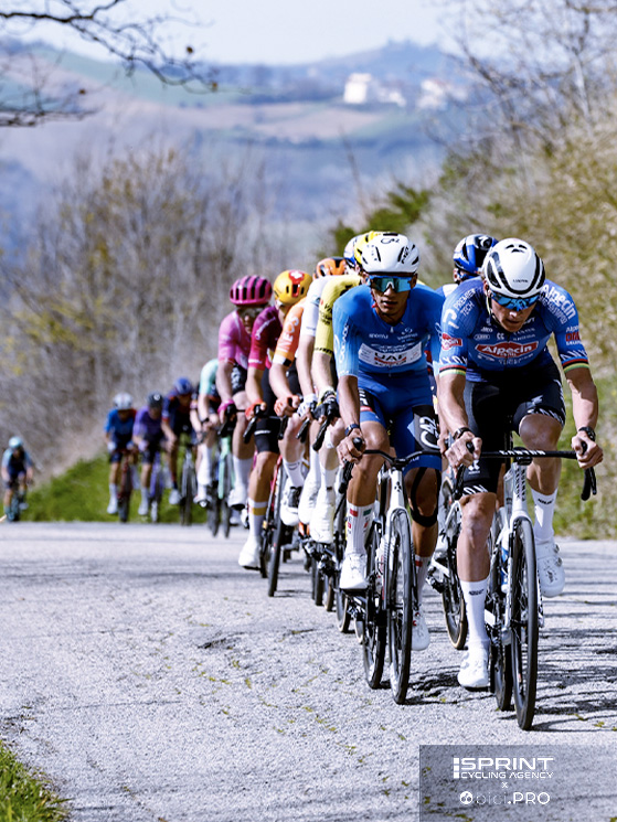 Il forcing fortissimo di VdP sulle salite di giornata. Guardate il gruppo come è allungato. Lì grandi sensazioni per Milan