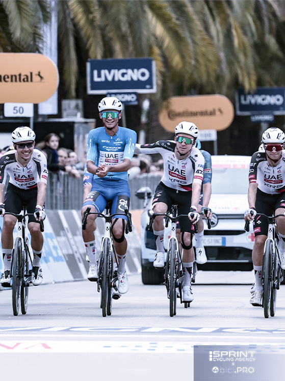 Del Toro ha voluto sfilare con la squadra attorno. Gli UAE si sono messi in coda al gruppo e sono arrivati in parata