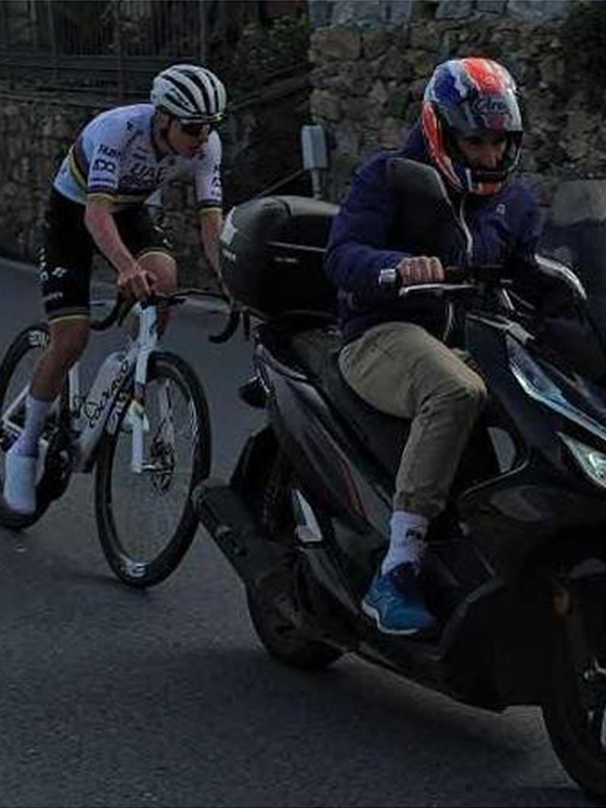 Tadej Pogacar, Niccolò Bonifazio, dietro moto sul Poggio (frame preso da video Instagram t0pbike/Francesco Ruvolo)