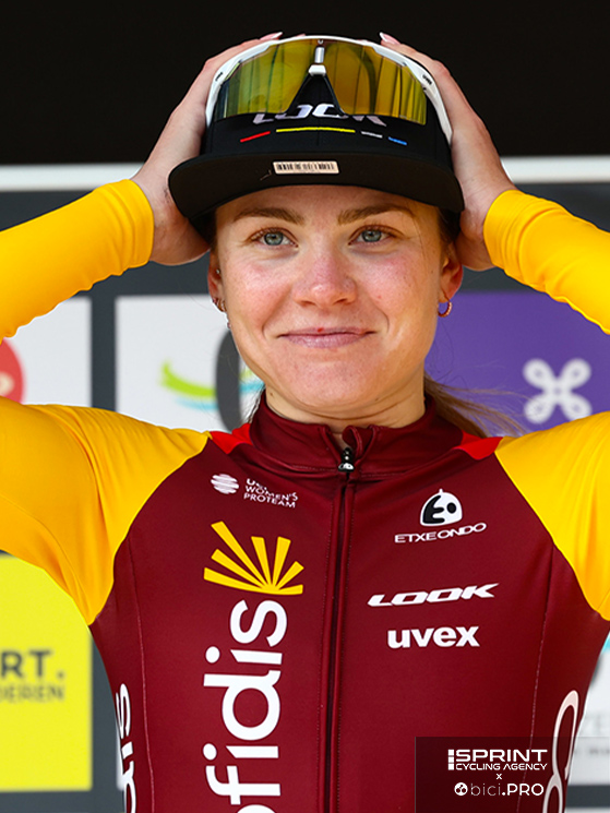 Le mani nei capelli: così Alzini ha sorriso quando si è resa conto del proprio errore