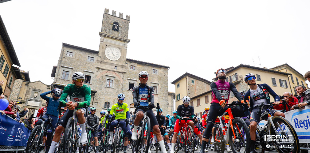 Tappa partita da Cortona, sotto in cielo velato. Van der Poel, Del Toro, Ganna e Pellizzari in prima fila