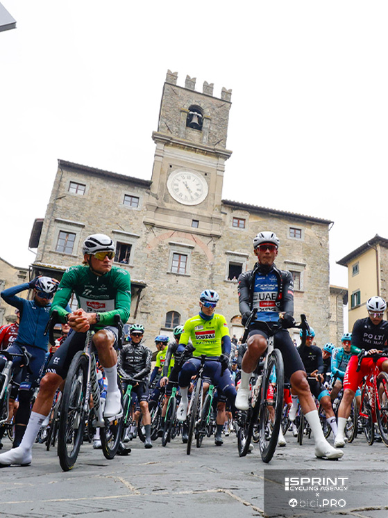Tappa partita da Cortona, sotto in cielo velato. Van der Poel, e Del Toro in prima fila