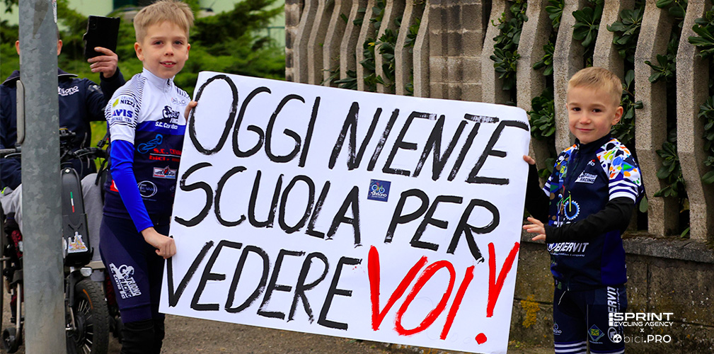 La passione per il ciclismo in queste strade è viva: si sta a casa volentieri da scuola...