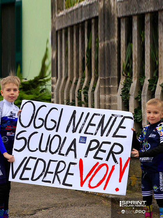 La passione per il ciclismo in queste strade è viva: si sta a casa volentieri da scuola...