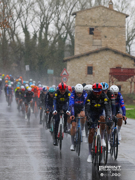 Peccato poi che il meteo sia diventato impietoso e lo spettacolo del gruppo sia stato limitato