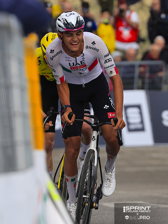 Del Toro ha aspettato l'ultima scalata per attaccare a fondo: ha fatto il vuoto, ma non ha ucciso la corsa