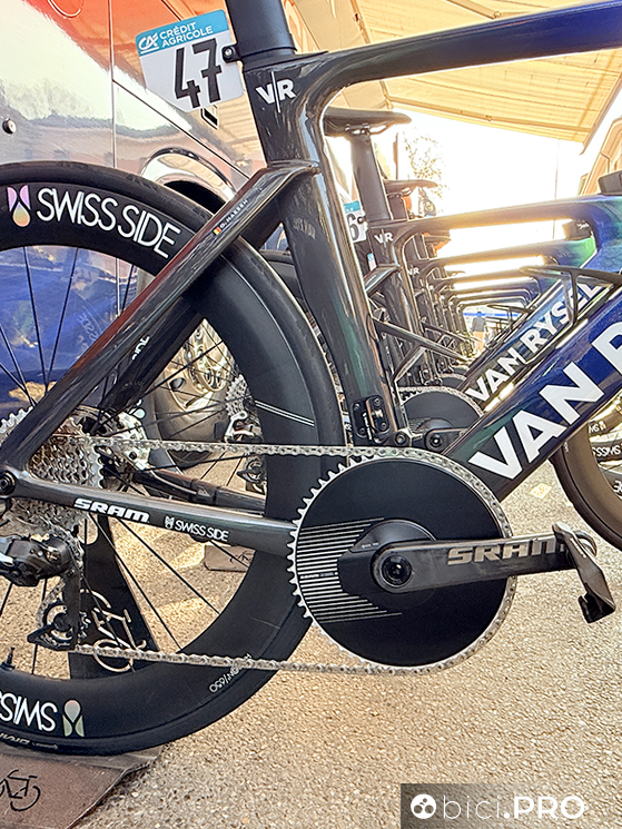 Tifo da stadio, monocorona e molto altro alla Milano-Sanremo 2026