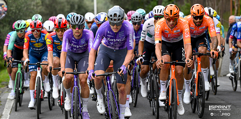 Sulla Cipressa il gran lavoro della Jayco-AlUla, Vendrame sta coperto sulla destra, dietro Foldager e Covi