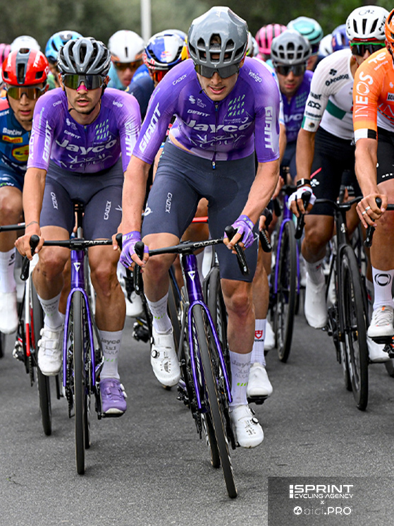 Sulla Cipressa il gran lavoro della Jayco-AlUla, Vendrame sta coperto sulla destra, dietro Foldager e Covi