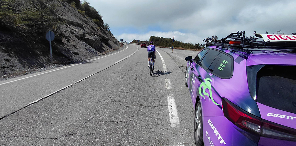 La risalita fino a Sierra Nevada, in basso c'è Granada, l'arrivo è a quota 2.320 metri sul mare
