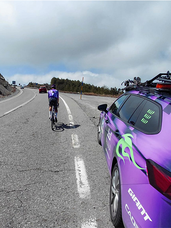 La risalita fino a Sierra Nevada, in basso c'è Granada, l'arrivo è a quota 2.320 metri sul mare
