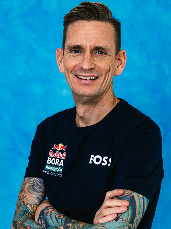 John Wakefield è il responsabile della preparazione nella Red Bull-Bora e in quanto biomeccanico è referente per le crono