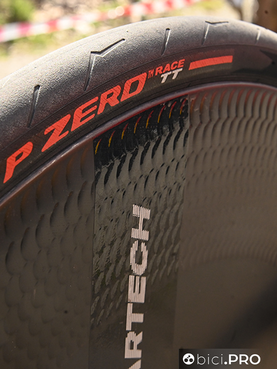 Il copertoncino da crono di Pirelli ha la carcassa flessibile che massimizza la scorrevolezza, la velocità e l'omogeneità di guida