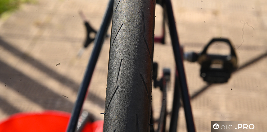 I copertoncini P Zero TT di PIrelli usano la mescola SmartEVO di derivazione Motorsport e una carcassa super leggera da 120tpi