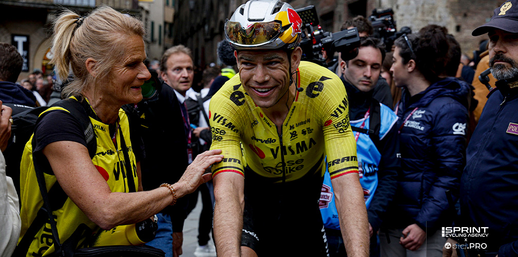Van Aert ha sorriso dicendo cohe contro Pogacar si corre per il secondo posto e lui è contento del suo decimo