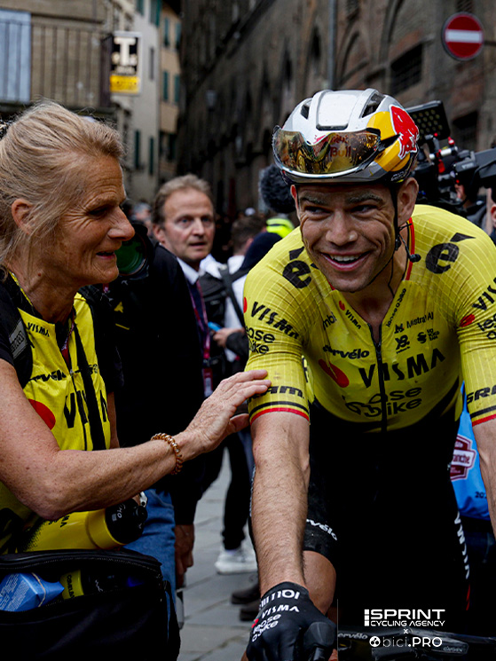 Van Aert ha sorriso dicendo cohe contro Pogacar si corre per il secondo posto e lui è contento del suo decimo