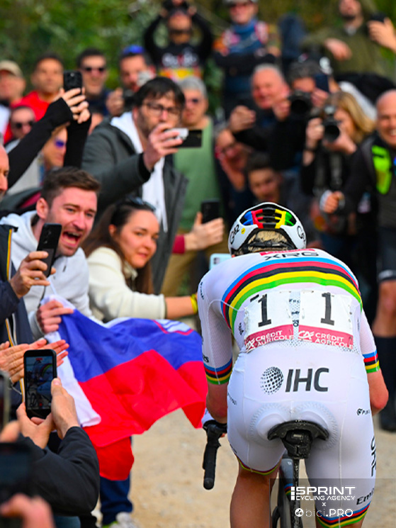 Da solo sulle Tolf,e Pogacar ha ammesso di essersi anche goduto la folla