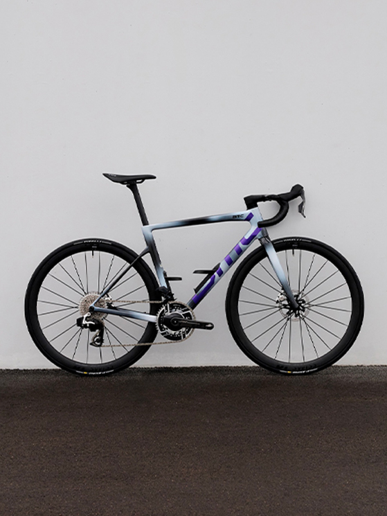 BMC amplia la famiglia della sua bici più rappresentativa, la Teammachine SLR