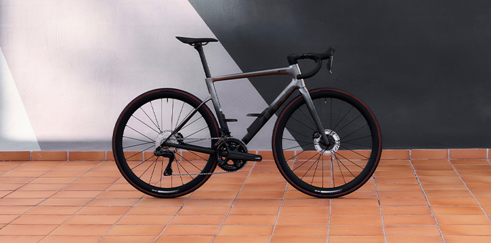 BMC amplia la famiglia della sua bici più rappresentativa, la Teammachine SLR