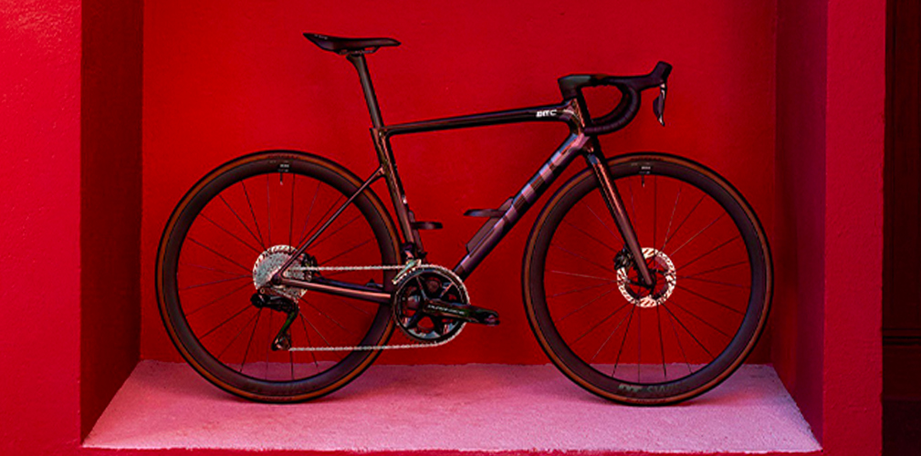 BMC amplia la famiglia della sua bici più rappresentativa, la Teammachine SLR