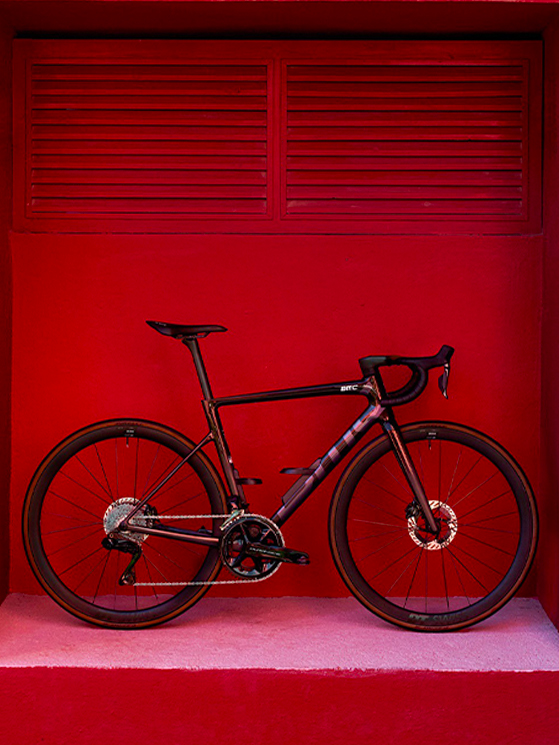 BMC amplia la famiglia della sua bici più rappresentativa, la Teammachine SLR