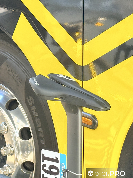 Tifo da stadio, monocorona e molto altro alla Milano-Sanremo 2026