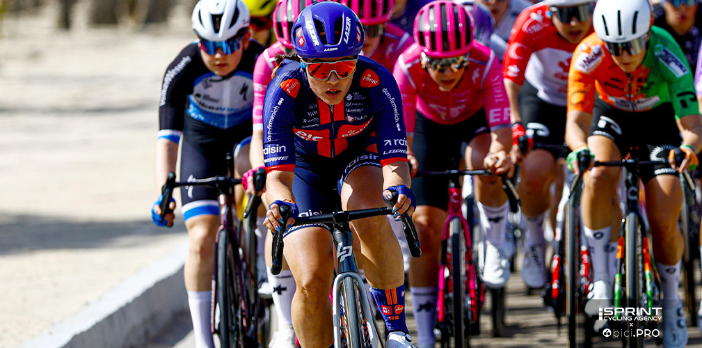 La maglia Nalini è ha le maniche realizzate in tessuto Wowen con righe in rilievo e corpino traforato