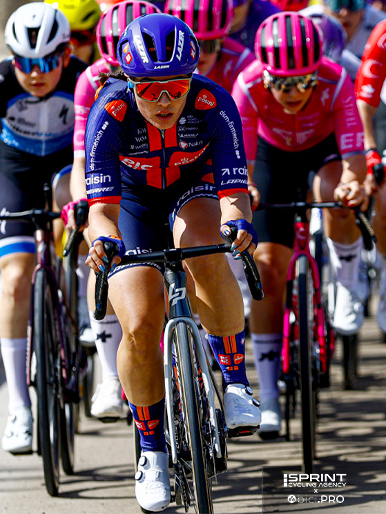 La maglia Nalini è ha le maniche realizzate in tessuto Wowen con righe in rilievo e corpino traforato