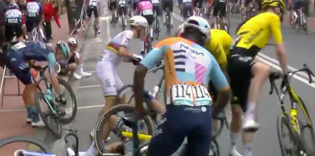 A 33 chilometri dall'arrivo, Tadej si rialza, sistema la bici e riparte: c'è tanto da recuperare