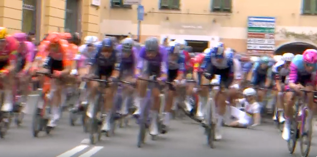 Caduta a centro gruppo, è stato proprio Pogacar a innescare la caduta, che sembra rovinosa