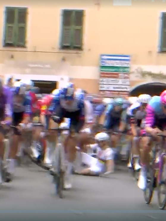 Caduta a centro gruppo, è stato proprio Pogacar a innescare la caduta, che sembra rovinosa